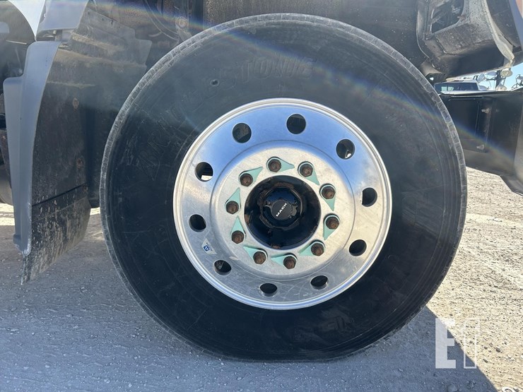 2020-mack-granite-64ft-image-10