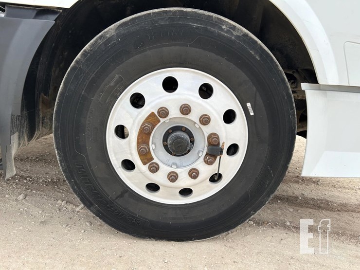 2014-volvo-vnl64t300-image-8