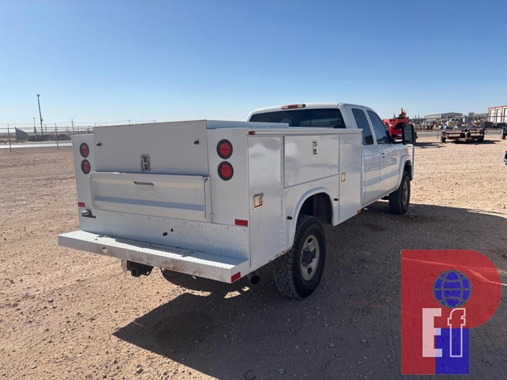 2004-chevrolet-silverado-2500hd-image-3