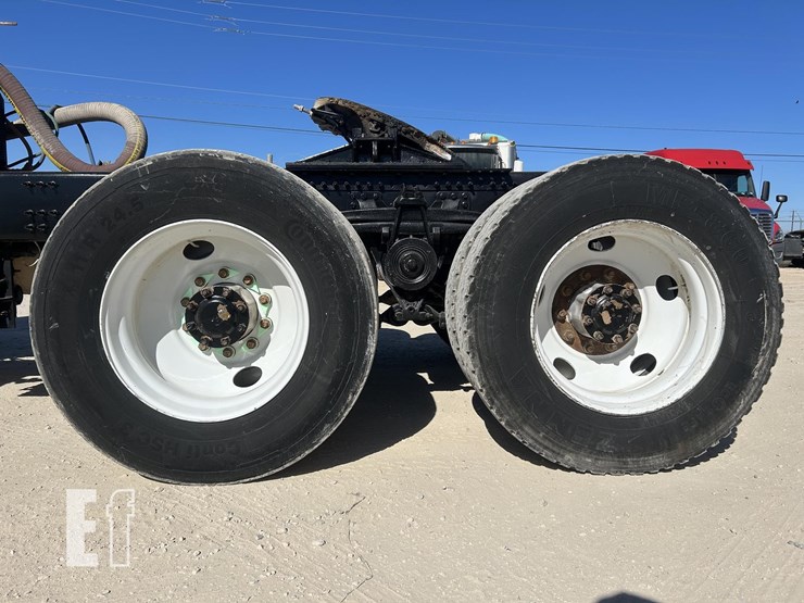 2020-mack-granite-64ft-image-11