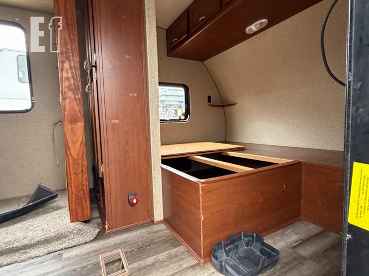 2015-2015-vengeance-bumper-pull-camper-20891-image-9