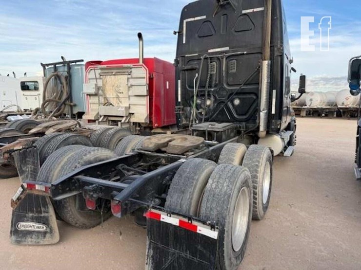 2009-freightliner-cascadia-125-image-3