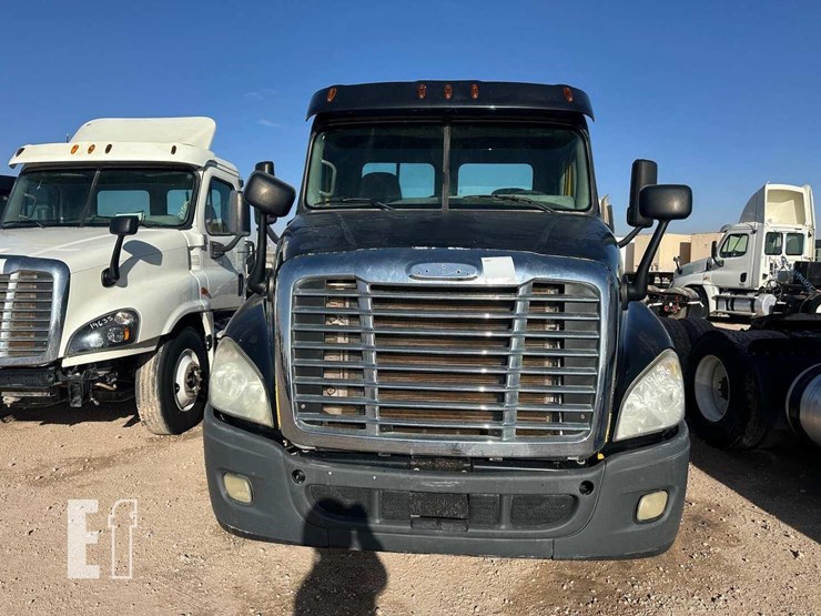 2013-freightliner-cascadia-125-image-2