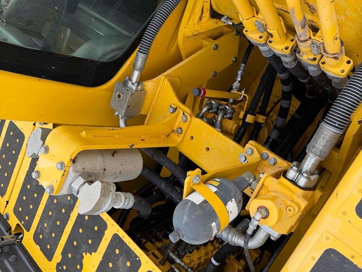 2021-komatsu-pc210-lc-11-image-20