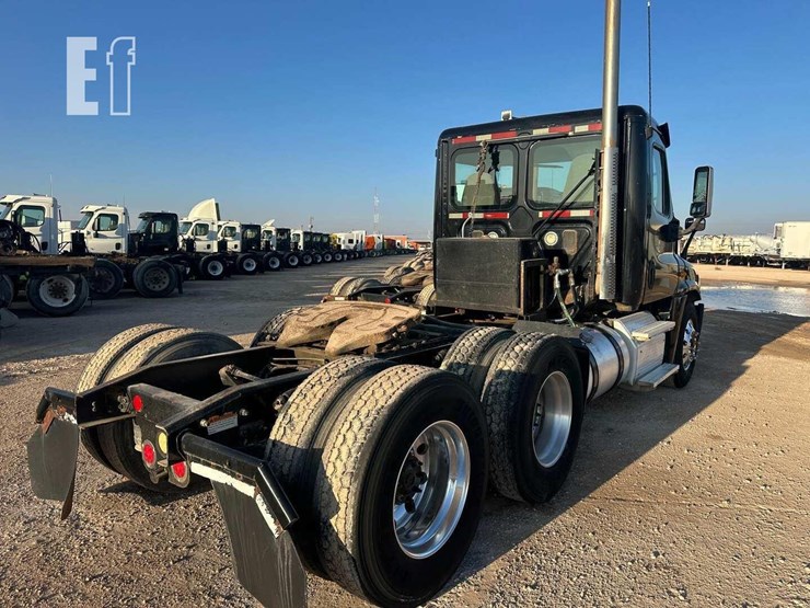 2013-freightliner-cascadia-125-image-2