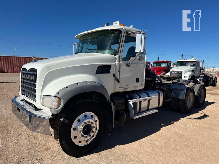 2020-mack-granite-64ft-image-1