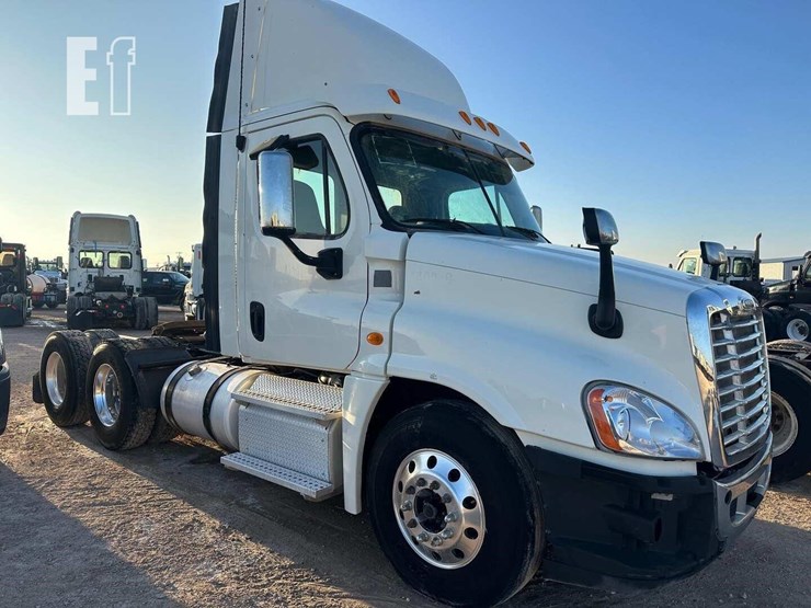 2013-freightliner-cascadia-125-image-1