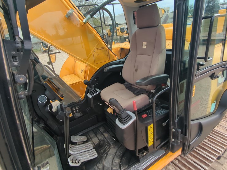 2020-jcb-js300-lc-image-19