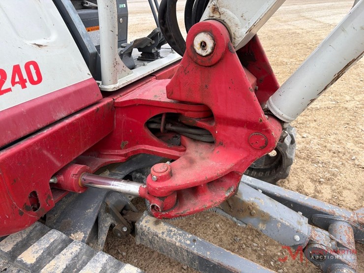 takeuchi-tb240-image-9