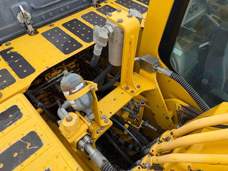 2021-komatsu-pc210-lc-11-image-19