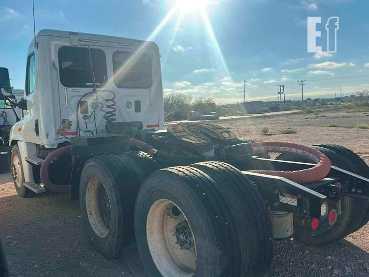 2014-freightliner-cascadia-125-image-3