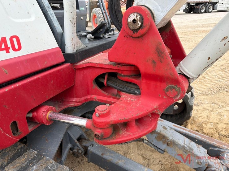 takeuchi-tb240-image-10