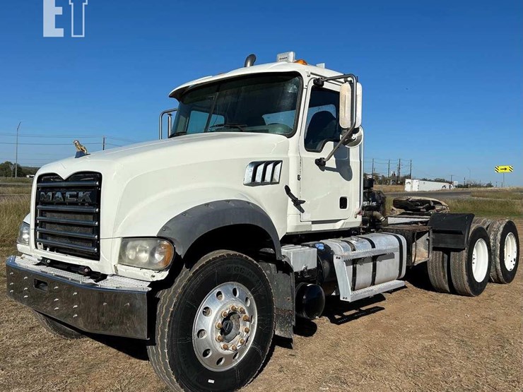 2020-mack-granite-64ft-image-1