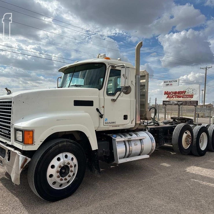 2011 MACK PINNACLE CHU613