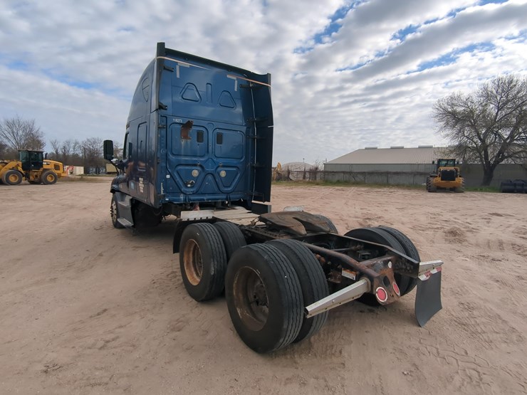 2015-freightliner-cascadia-125-image-5