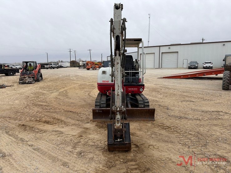 takeuchi-tb240-image-4