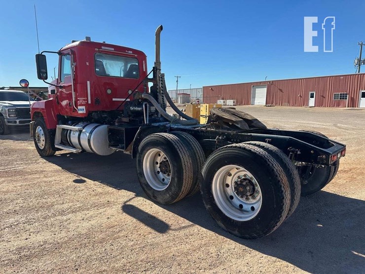 2020-mack-pinnacle-64t-image-4