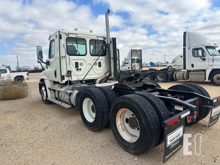 2014-freightliner-cascadia-125-image-6