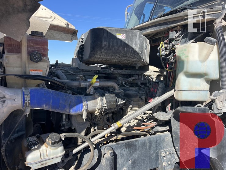 2022-freightliner-coronado-122-sd-image-7