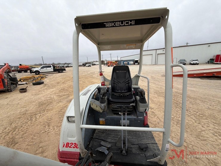 takeuchi-tb230-image-18