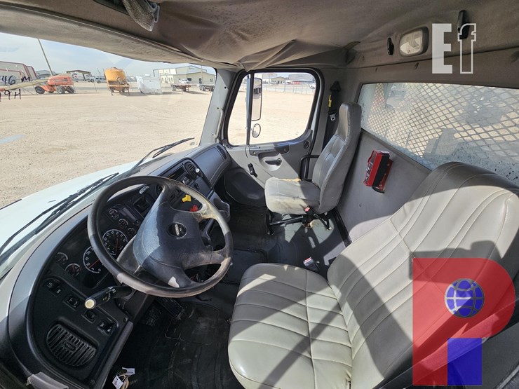 2011-freightliner-m2-106-image-7