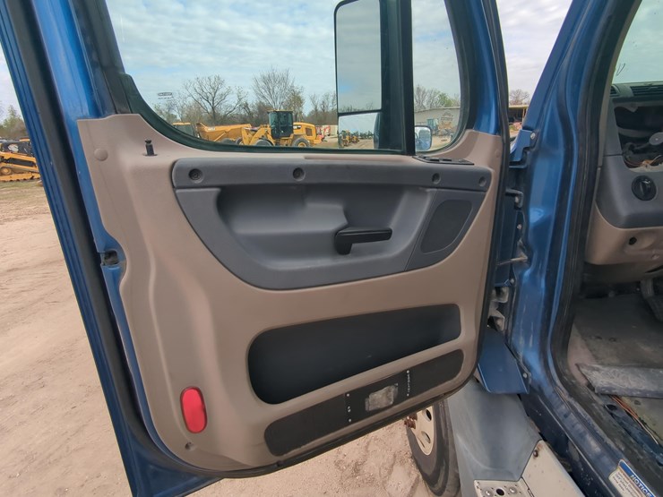 2015-freightliner-cascadia-125-image-11