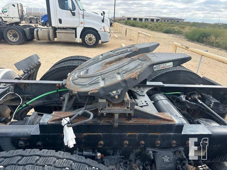 2014-freightliner-cascadia-125-image-4