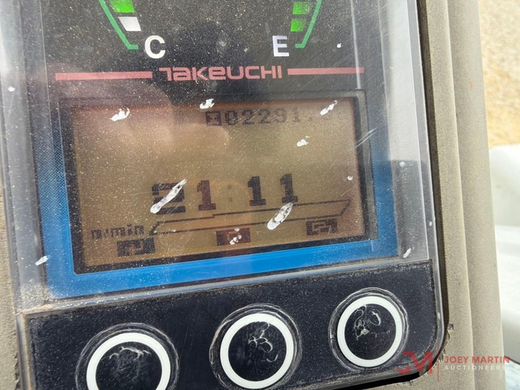 takeuchi-tb240-image-21