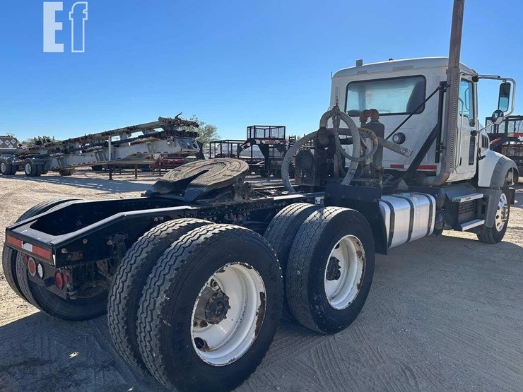 2020-mack-granite-64ft-image-3