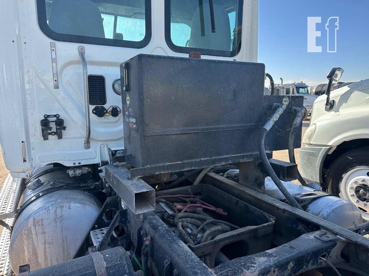 2013-freightliner-cascadia-125-image-7