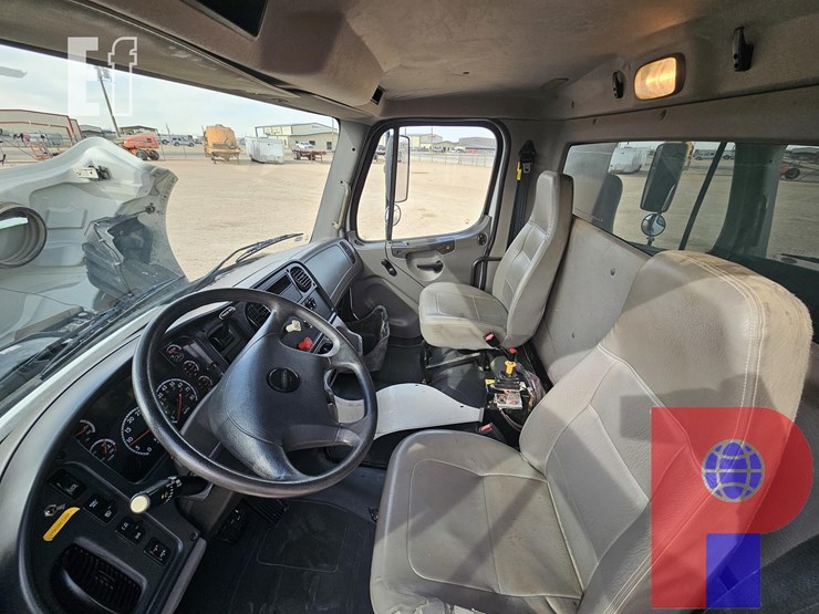 2011-freightliner-m2-106-image-7