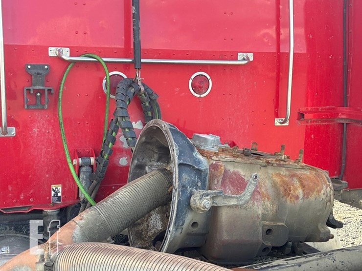 2013-peterbilt-389-image-10