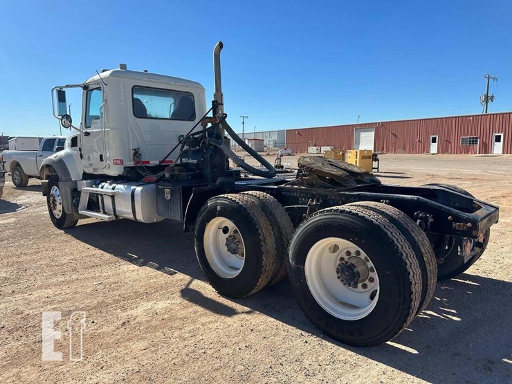 2020-mack-granite-64ft-image-2