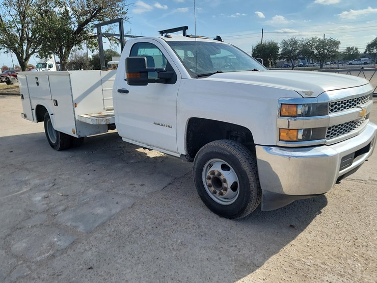 2019-chevrolet-3500-image-3