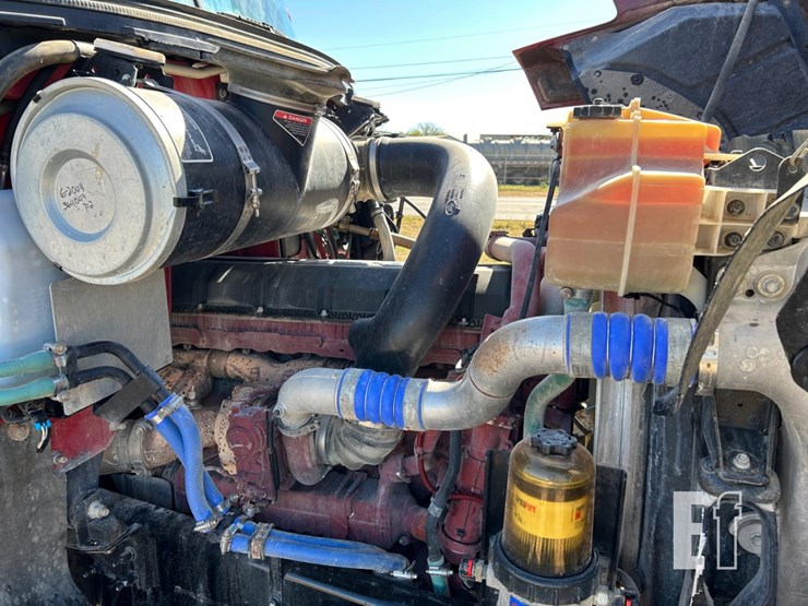 2020-mack-pinnacle-64t-image-10