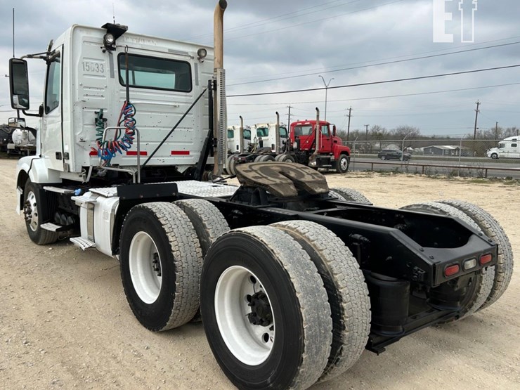 2014-volvo-vnl64t300-image-6