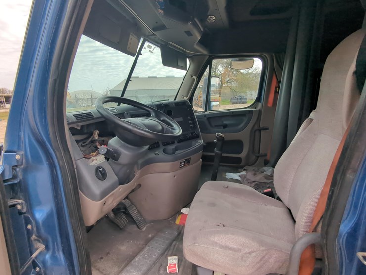 2015-freightliner-cascadia-125-image-12