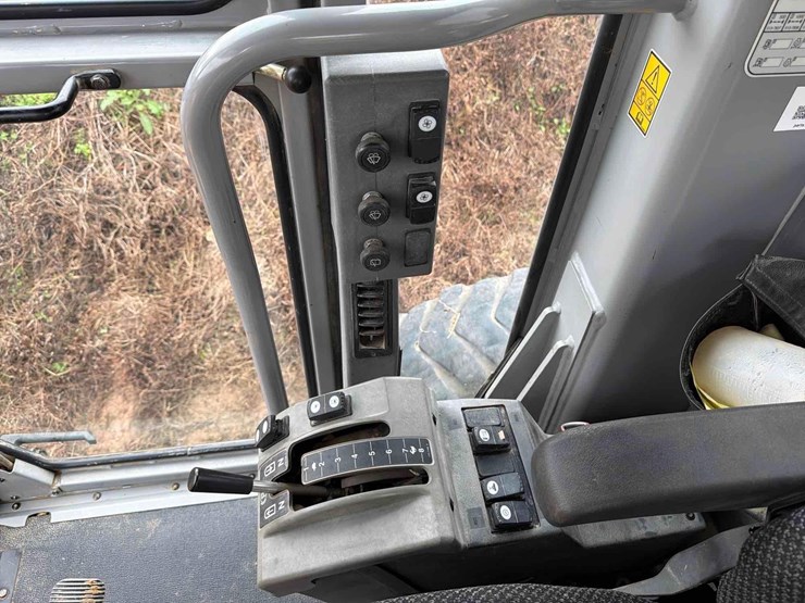 2017-caterpillar-140k-image-22