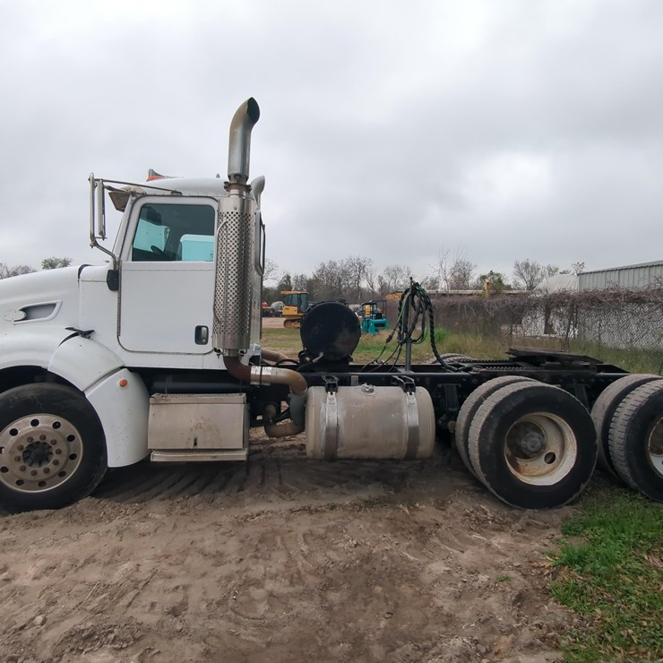 2010 PETERBILT TRUCK TRACTOR VN:110298
