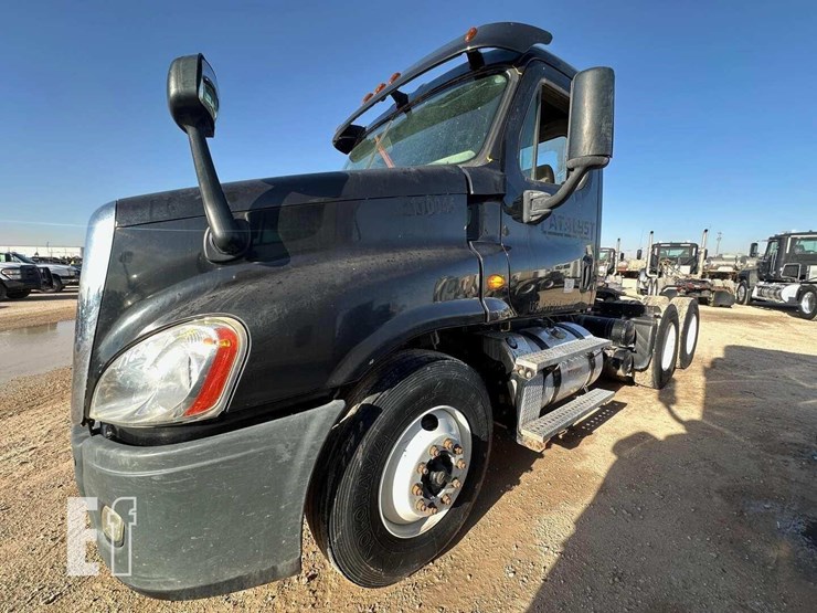2013-freightliner-cascadia-125-image-1