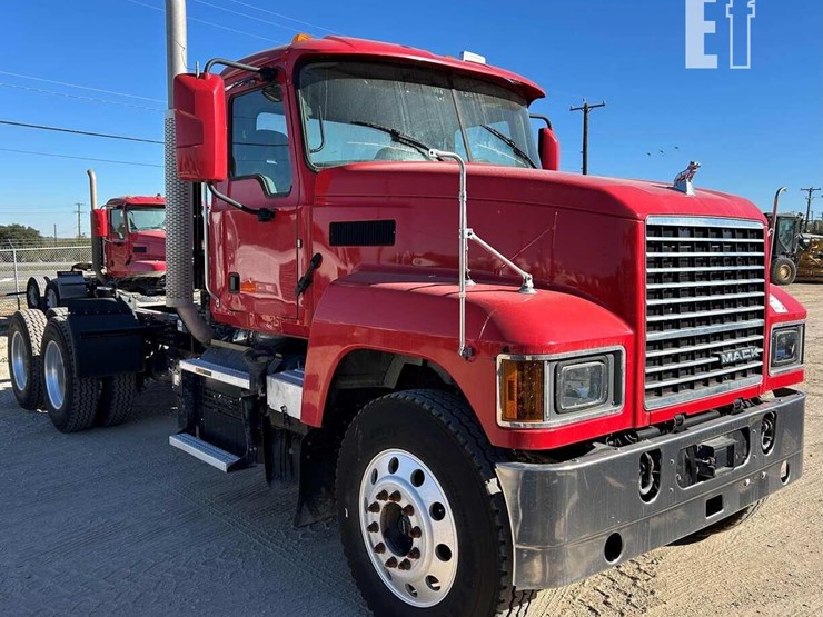2020-mack-pinnacle-64t-image-5