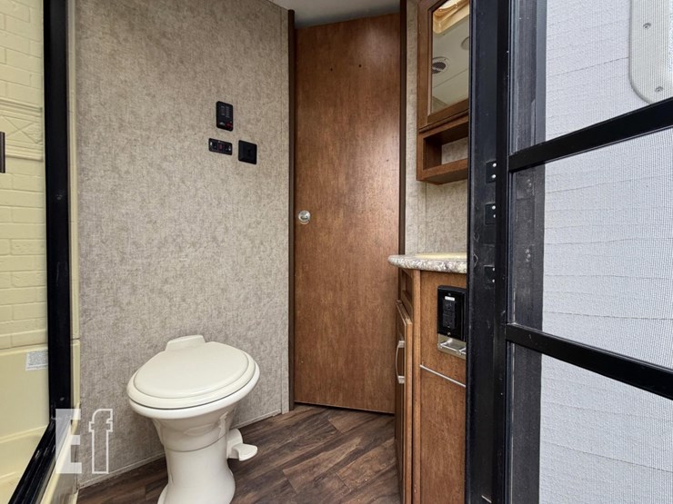 2018-forest-river-wildcat-282kbd-image-7