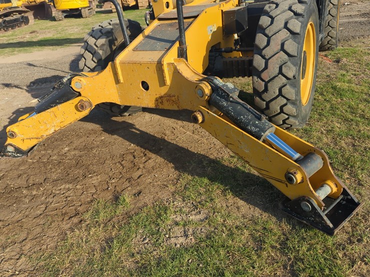 2019-caterpillar-tl1055d-image-7