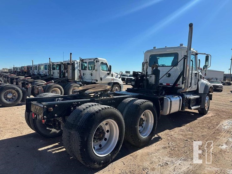 2020-mack-granite-64ft-image-7