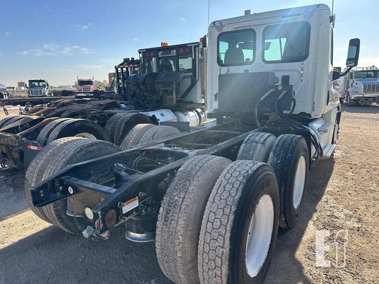 2013-freightliner-cascadia-125-image-4