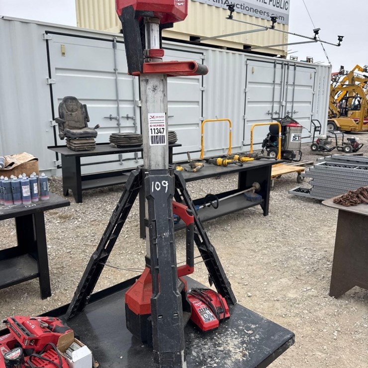 MILWAUKEE CORDLESS LIGHT STAND W/ CHARGER