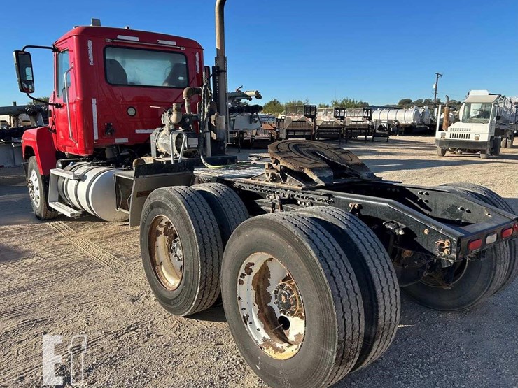 2020-mack-pinnacle-64t-image-12