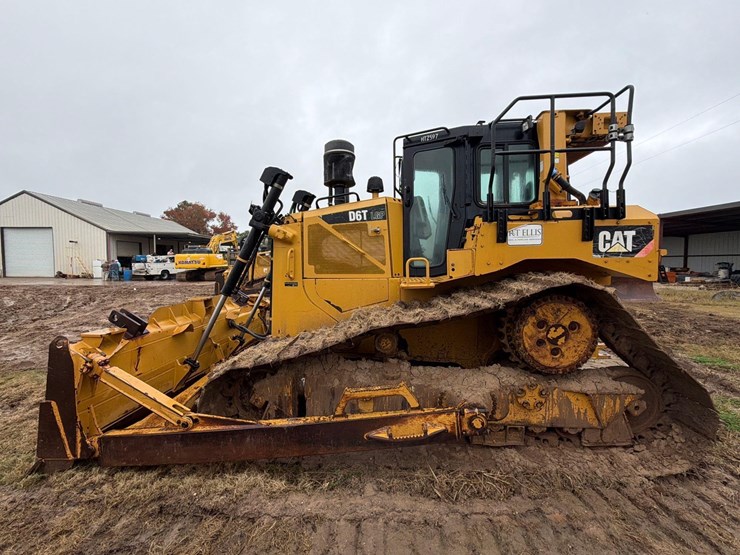 2016-caterpillar-d6t-lgp-image-1