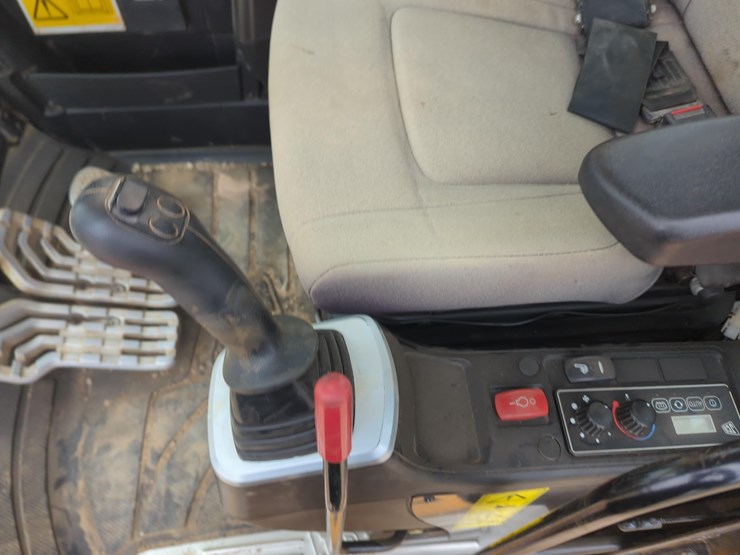 2019-jcb-js300-lc-image-21