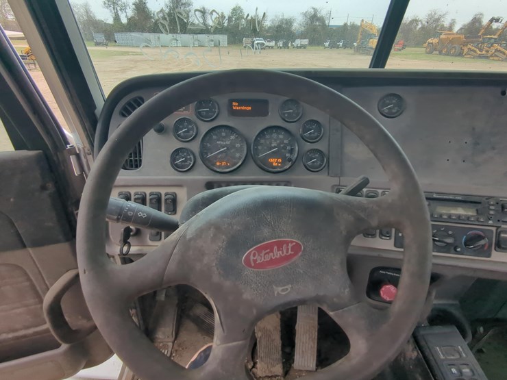 2010-peterbilt-truck-tractor-vn:110298-image-15